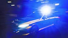 Die Polizei ermittelt in Tettnang gegen zwei Kinder, die Äste auf die Bundesstraße geworfen haben.