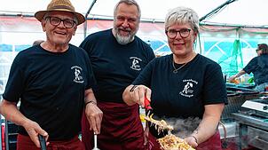Karl-Heinz Saum, Silvan Mayer und Kerstin Volk (Altwieberich Überlingen) bereiten beim Promenadenfest Schupfnudeln zu.