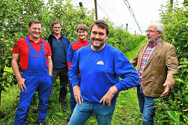 Die Obst-Landwirte Reinhard Honsel, Florian Fuchs, Heiko Honsel, Thomas Romer und der Geschäftsführer des Fruchthofs Konstanz, Jürgen ...