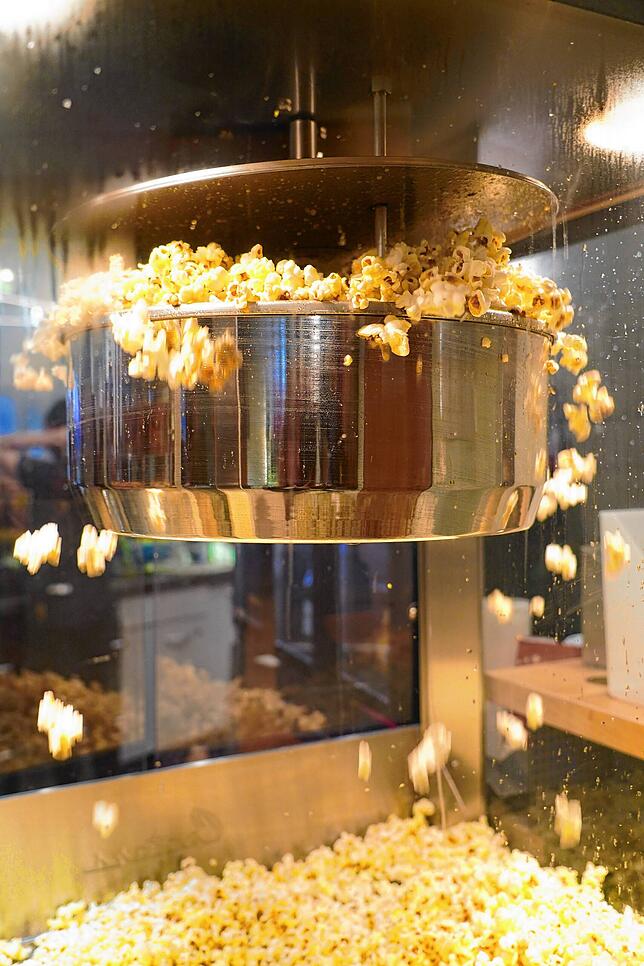 Wenn der Mais aufpoppt wird das Foyer in einen leckeren Popcornduft gehüllt.