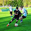 Villingens Ergi Alihoxha (am Ball) versucht Konstantin Fries vom FC Lahr zu entkommen. Beide Spieler waren besonders in der ersten ...