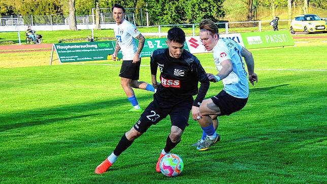 Villingens Ergi Alihoxha (am Ball) versucht Konstantin Fries vom FC Lahr zu entkommen. Beide Spieler waren besonders in der ersten ...