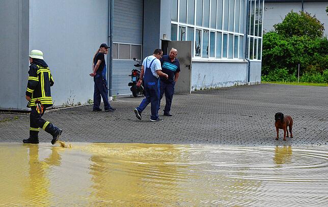 Bild 8: Bilder vom Unwetter in Markdorf: Evakuierung des Campingplatzes