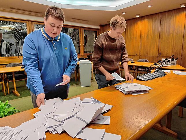 Es wird ausgezählt: Hier die Wahlhelfer Benjamin Ritzmann (rechts) und Silas Schmid im Rathaus.