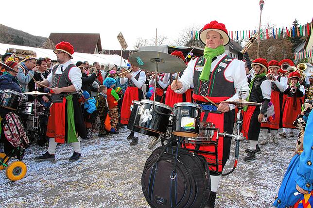 Bild 1: 56 Zünfte am Start beim Kleggau-Narrentreffen - hier die Bilder