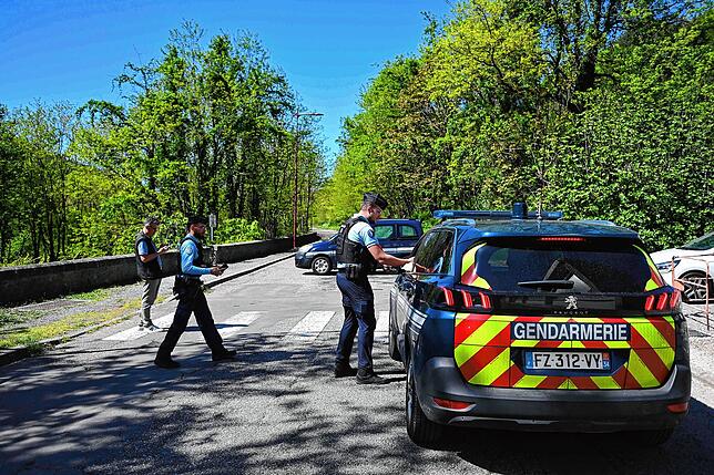 Französische Gendarmen blockieren die Zufahrt zu einer Straße in La Grand-Combe, nachdem ein muslimischer Gläubiger in der örtlichen ...