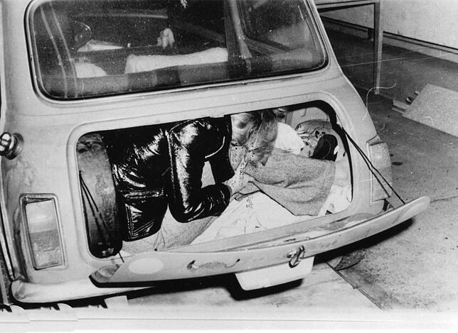 Mit dem Gesicht auf den Knien kauerte Christa Feurich im Kofferraum des Mini. Die Grenzer beendeten die Flucht ....