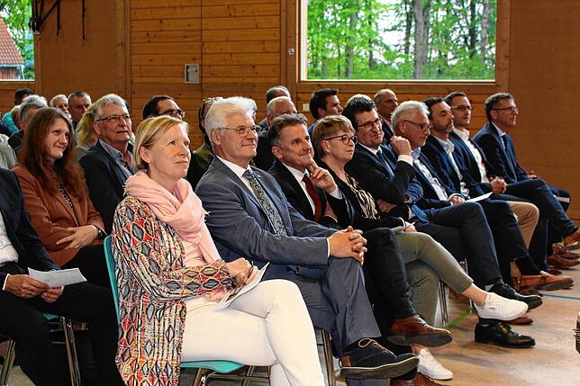 Die Ehrengäste (vorne von links): Stefanie Bürkle, Klaus Burger, Jochen Spieß, Diana und Ralph Gerster, Lothar Riebsamen, Michael ...