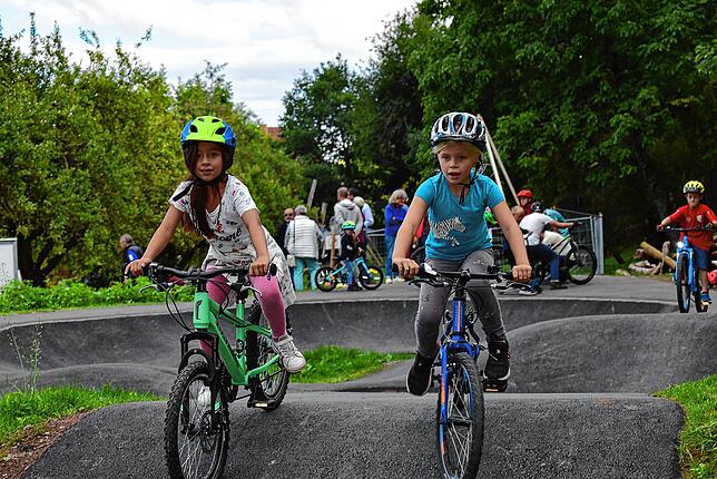 Kinder üben ihre Geschicklichkeit mit ihren Rädern auf dem 2022 eingeweihten Pumptrack in Ühlingen.