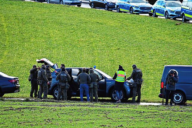 Einsatzkräfte der Polizei stehen in der Nähe des Panormawegs in Unterkirnach.