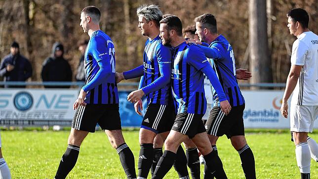 Torjubel um Marco Kreiser, Zweiter von links, der den 2:1-Siegtreffer für den SV Orsingen Nenzingen gegen den Türk. SV Konstanz einköpfte.