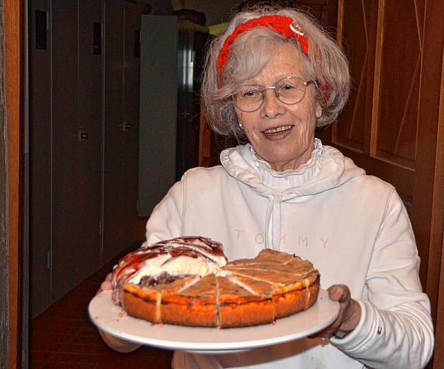 Gabriele Gasteier bietet den fabelhafen Kuchen der Trachtenfrauen an.