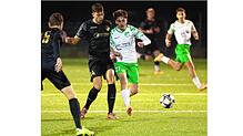 Der Donaueschinger Denis Velagic (rechts) im Duell mit Nico Anders vom FC Pfaffenweiler. Velagic musste im Derby am Mittwoch ...