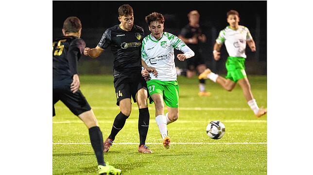 Der Donaueschinger Denis Velagic (rechts) im Duell mit Nico Anders vom FC Pfaffenweiler. Velagic musste im Derby am Mittwoch ...