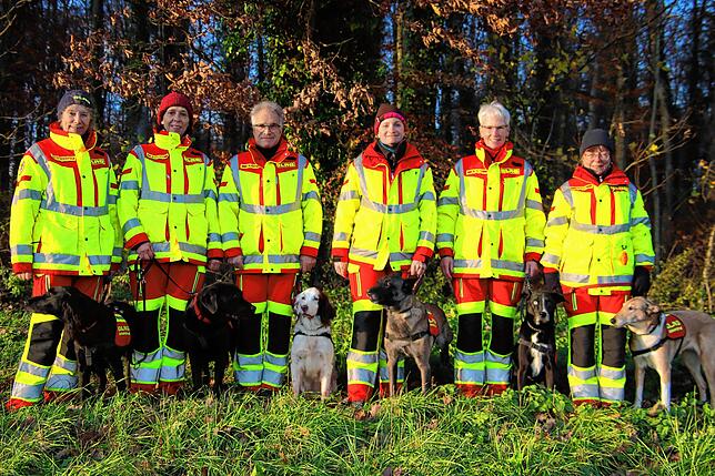 Sie rücken im Ernstfall aus (von links): Gertrud Bergsch-Gangloff mit Hündin Gioia, Petra Tretthahn mit Hund Neo, Wolfgang Karrer mit ...