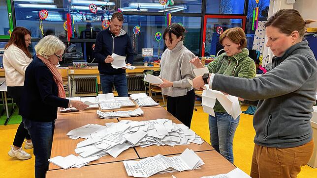 Sorgfalt ist bei der Auszählung der Stimmen gefordert. In manchem Wahlbezirk gab es auch spontane Wahlbeobachter aus der Bevölkerung.