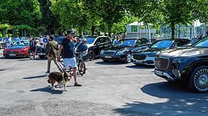Maybach gestern und heute: Die Fahrzeuge unterschiedlichster Baujahre der Luxusmarke sorgen am Hafen des Württembergischen Yacht-Clubs ...