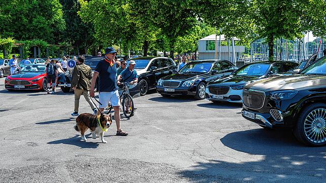 Maybach gestern und heute: Die Fahrzeuge unterschiedlichster Baujahre der Luxusmarke sorgen am Hafen des Württembergischen Yacht-Clubs ...