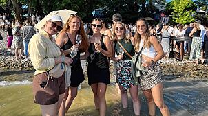 Haben viel Spaß beim Winzerfestival (von links) Valery Hestermann, Vera Schlegel, Alexandra Oswald, Katharina Karrer und Nicole Kawälde ...