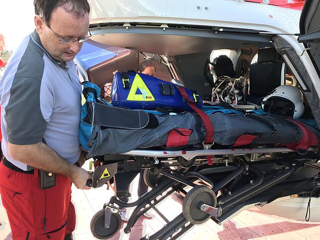Andreas Schuhbauer zeigt, wie die Trage aus dem Rettungshubschrauber geholt wird. Sie ist so konstruiert, dass sie von einer Person ...