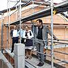 Der Neubau der Wohnungsbaugenossenschaft Gottmadingen in der Hardstraße geht voran: Beim Rundgang der Vorstands- und ...