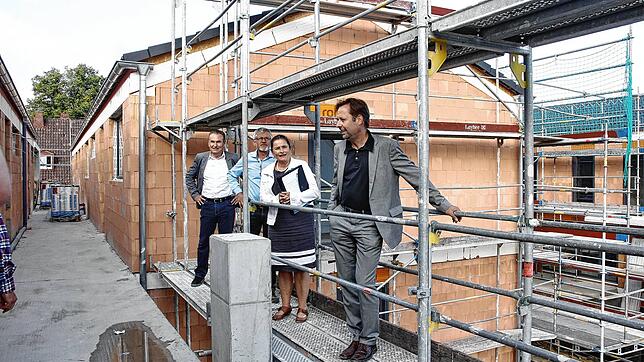Der Neubau der Wohnungsbaugenossenschaft Gottmadingen in der Hardstraße geht voran: Beim Rundgang der Vorstands- und ...
