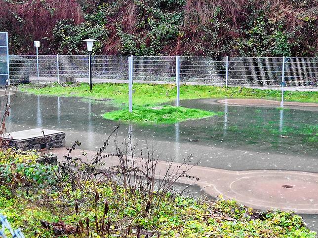 Der Minigolfplatz in Waldshut steht am Dienstagvormittag unter Wasser.
