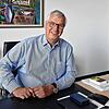 Umgeben von Kunst, dem Grafen und der Rheinmetropole Köln: Peter Gerstmann an seinem Arbeitsplatz in Friedrichshafen.