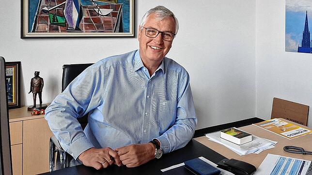Umgeben von Kunst, dem Grafen und der Rheinmetropole Köln: Peter Gerstmann an seinem Arbeitsplatz in Friedrichshafen.