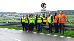 Verkehrs-Staatssekretärin Elke Zimmer (Vierte von links), Landrat Martin Kistler und Bernaus Bürgermeister Alexander Schönemann (rechts ...