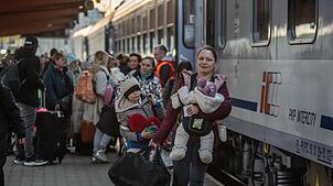 Ukrainische Geflüchtete kommen am Bahnhof der polnischen Stadt Przemysl an. Nicht nur in Deutschland bekommen Ukrainer Unterstützungen.
