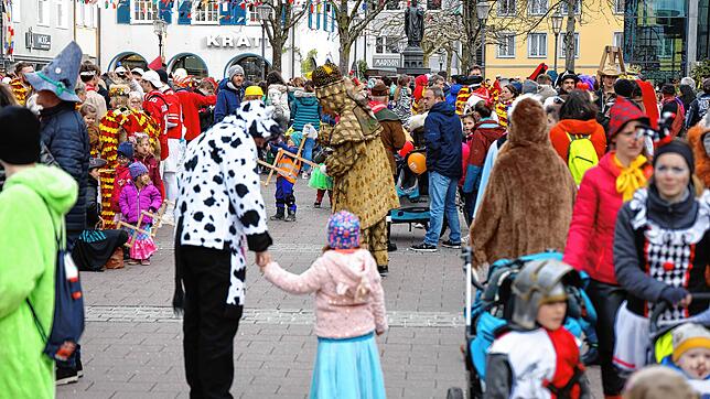 Buntes Treiben auf dem Marktplatz in Radolfzell am Schmutzigen Dunschtig 2022. Aber Achtung: Nicht überall heißt der Tag so.