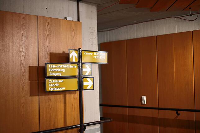 Die Wegweiser stammen noch aus den Zeiten, als das Heilig-Geist-Spital ein Altenheim war. Die Vorgeschichte des Gebäudes hat inzwischen ...