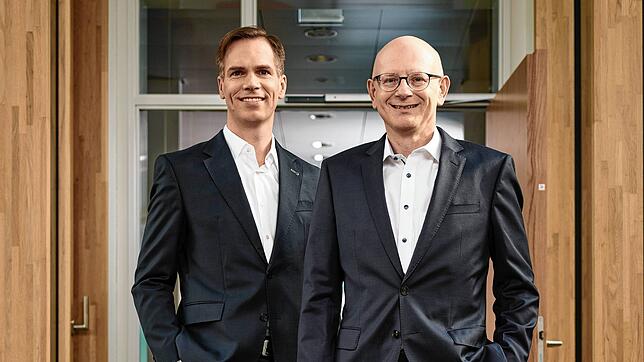 Erfolgreiches Gespann: Die Sparkassen-Vorstände David Gerstner und Wolf Morlock verbuchen das Geschäftsjahr 2023 als vollen Erfolg ...