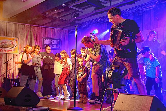 Bild 2: Ausgelassene Stimmung beim Dorfrocker-Konzert in Sauldorf