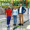 Das geht nur einmal im Jahr, ein Gruppenfoto auf dem Boden des großen Schwimmbeckens: Timo Königsberger (von links), Natascha Jäger und ...
