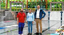 Das geht nur einmal im Jahr, ein Gruppenfoto auf dem Boden des großen Schwimmbeckens: Timo Königsberger (von links), Natascha Jäger und ...