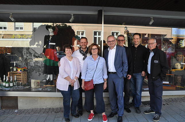 Vor dem neuen Schaufenster (von links): Ulrike Gabele, Stefan Keil, Petra Meier-Hänert, Narrenrichter Jürgen Koterzyna, Siegfried ...