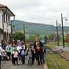 Familien auf dem Fützener Bahngelände machen sich auf den Weg zur soeben eingetroffenen Sauschwänzlebahn, um die Fahrt nach Zollhaus ...
