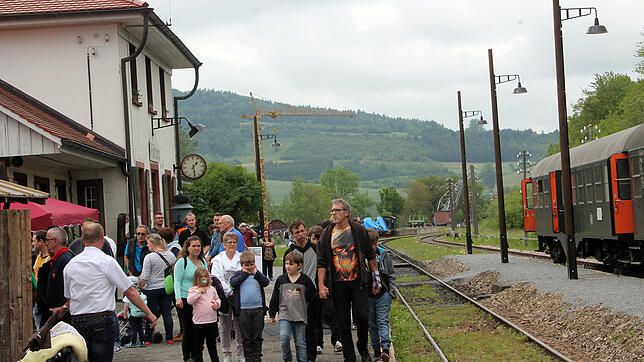 Familien auf dem Fützener Bahngelände machen sich auf den Weg zur soeben eingetroffenen Sauschwänzlebahn, um die Fahrt nach Zollhaus ...