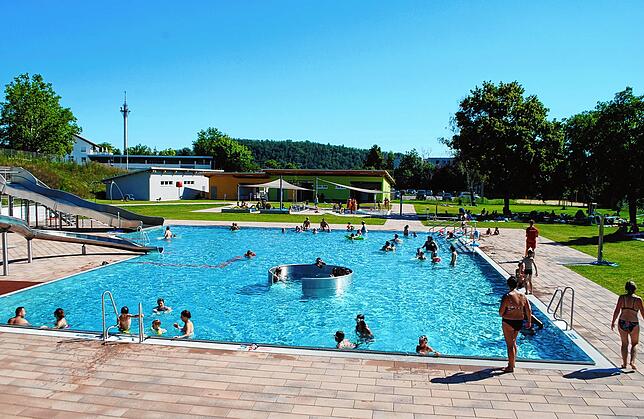 Badegäste tummeln sich im August 2020 im Nichtschwimmerbecken des Freibads Tiengen. Die diesjährige Badesaison beginnt am Freitag, 4. ...