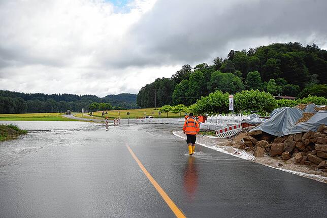 Bild 4: Land unter, Straße unter: Bilder von der überfluteten Brücken-Baustelle auf der L194 beim Freibad
