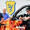 Gemeinsam stark: &bdquo;Kassen-Mops&ldquo; Walter Eckert (Mitte) von den Alten Herren und Rainer Kuttruff, der Vorsitzende des SV Buch, ...