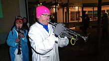 Als Hemdglonker verkleidet musizierte Hans-Georg Benz am Mittwoch auf dem Rathausvorplatz in Owingen.