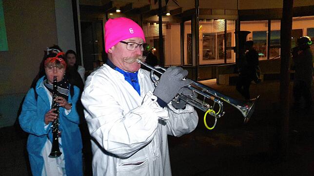 Als Hemdglonker verkleidet musizierte Hans-Georg Benz am Mittwoch auf dem Rathausvorplatz in Owingen.