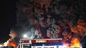 Der Großbrand beim Reifen-Großhändler Göggel in Gammertingen glich einem Flammeninferno wie in Katastrophenfilmen aus Hollywood.