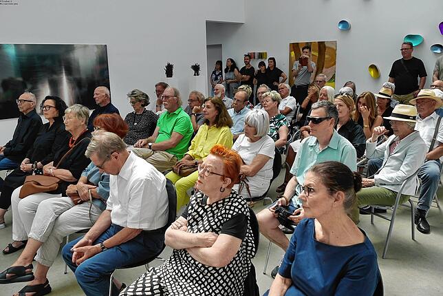Die zahlreichen Vernissage-Gäste verfolgen die Ausführungen der Laudation von Herbert Köhler.