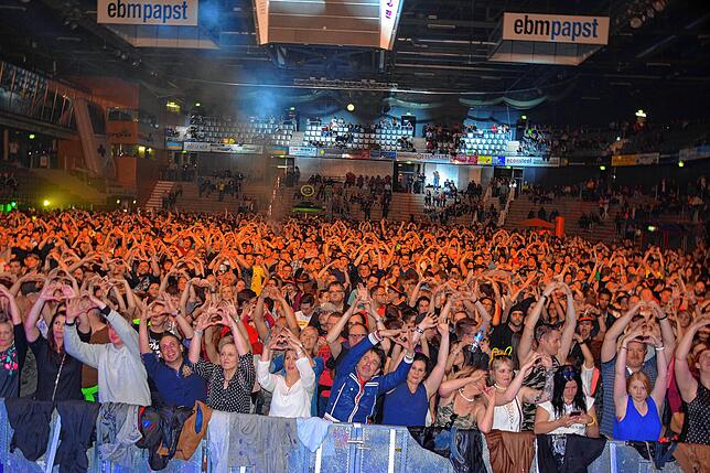 Ein Bild aus besseren Zeiten: 5000 Leute feiern 2017 in der Helios-Arena die Musik der 90er-Jahre.