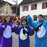Die drei aus Käpt‘n Blaubär verkleideten Laura Rothmund, Luan Rogg und Ronja Rothmund tanzen schon in Langenrain am Lautsprecher.