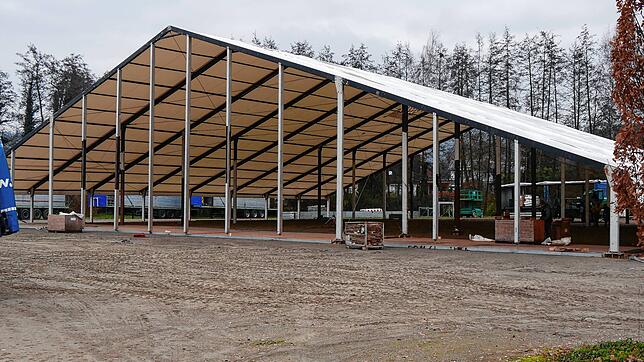 Das Gerüst der Leichtbauhalle wächst schon deutlich in die Höhe. Sie soll ab dem April Platz für maximal 350 geflüchtete Menschen in ...